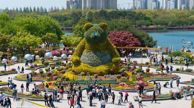 고양시 일산호수공원에서 열리는 2025고양국제꽃박람회를 찾은 시민들로 북적이고 있다. 고양특례시 제공