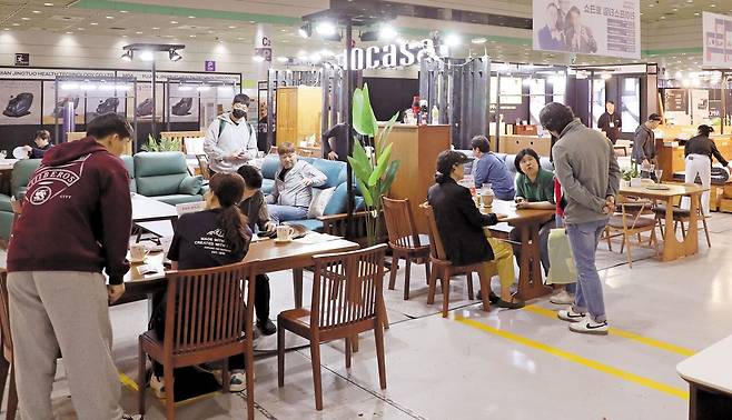 2일 서울 강남구 삼성동 코엑스 전시관 C홀에서 열린 '소펀앤라이프쇼'에서 관람객들이 소파, 식탁 등 가구를 둘러보고 있다. 4일까지 열리는 이 행사에는 가구, 인테리어, 호텔부터 웰빙, 자동차 등 라이프스타일까지 총 155사가 참가해 550개 부스를 설치했다. /남강호 기자