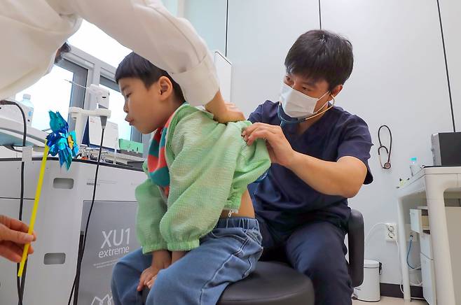 전남 곡성군보건의료원 소아과 의사 최용준씨가 2일 오전 진료를 하고 있다. 곡성군은 소아과 의사가 상주하는 '매일 만나는 소아과'를 개원했다./김영근 기자