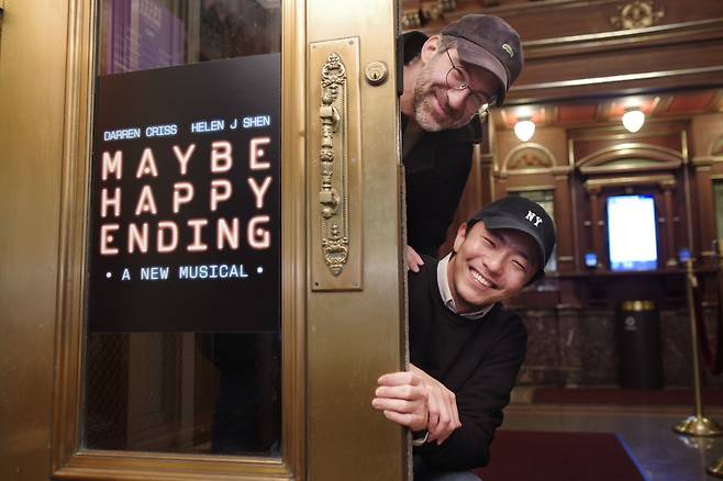 2024년 제18회 차범석희곡상 뮤지컬 대본 부문 수상작 '일 테노레'의 박천휴, 윌 애런슨. '윌 휴 콤비'로 불린다. 지난해 10월말 '어쩌면 해피엔딩'의 미국 버전 공연 프리뷰가 진행 중인 뉴욕 브로드웨이 벨라스코 극장 앞에서. /뉴욕=이태훈 기자