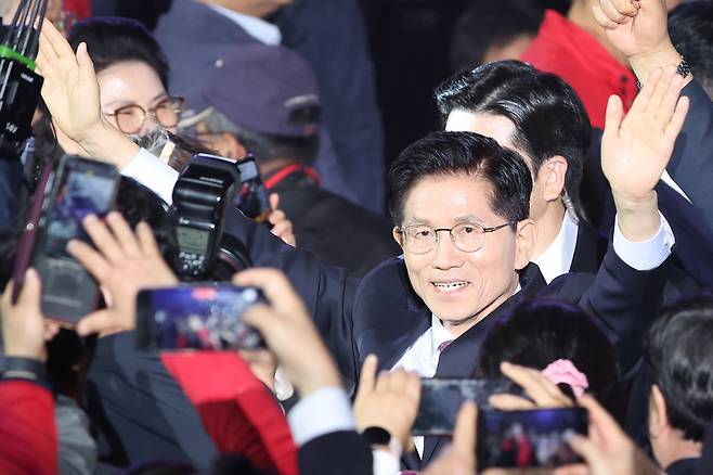 국민의힘 김문수 대선 경선 후보가 3일 경기 고양시 킨텍스에서 열린 국민의힘 최종 대선 후보 선출을 위한 전당대회에 입장하고 있다. /연합뉴스