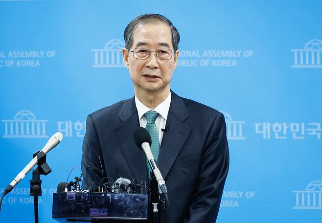 한덕수 전 대통령 권한대행 국무총리가 지난 2일 오전 국회 소통관에서 대선 출마를 선언한 뒤 취재진 질문에 답하고 있다. /뉴스1