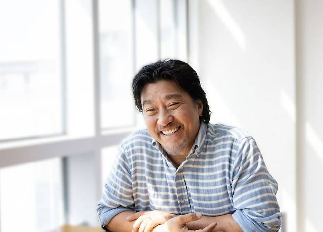 요리 철학자이자 작가 에드워드 리. 그가 쓴 음식 에세이 ‘버터밀크 그래피티’는 요식업계의 아카데미상이라고 불리는 ‘제임스비어드상’을 수상했다./사진=김흥구