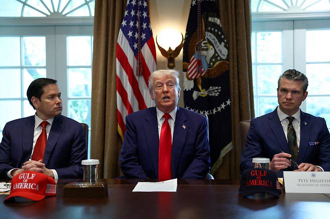 왼쪽부터 루비오 미국 국무장관, 트럼프 미국 대통령, 헤그세스 미국 국방장관. /로이터·연합뉴스