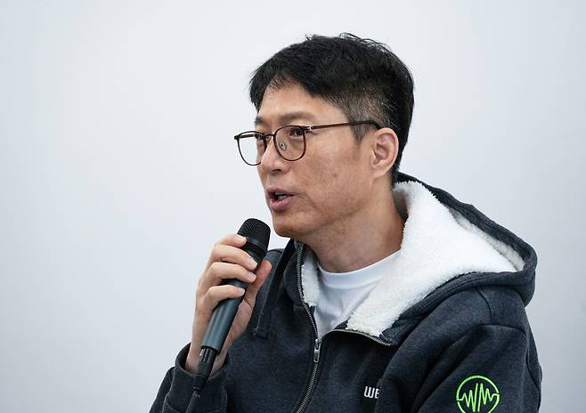 김석환 위믹스 재단 대표가 3일 경기 성남시 테크원타워에서 긴급 기자 간담회를 열고 취재진에 대응 경과와 향후 계획을 설명하고 있다. /연합뉴스