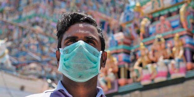 인도 첸나이의 한 힌두교 사원에서 마스크를 쓴 신도가 예배를 하고 있다. /트위터 캡처