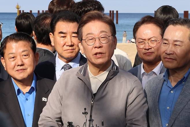 더불어민주당 이재명 대선 후보가 '골목골목 경청투어' 사흘째인 3일 강원도 삼척해수욕장을 찾아 도민들을 만난 뒤 국민의힘 김문수 대선 후보 선출과 관련한 취재진 질문에 답하고 있다. /연합뉴스