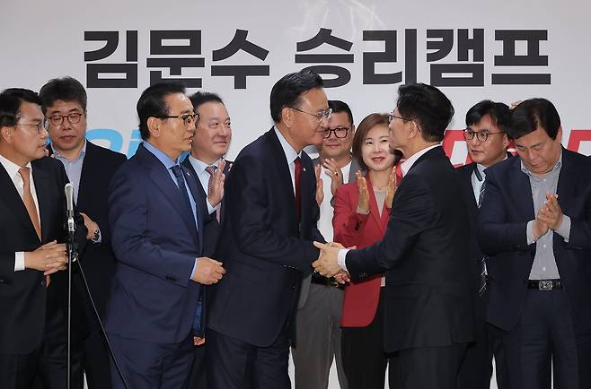 지난달 30일 서울 여의도 대하빌딩 김문수 후보캠프 사무실에서 유상범 의원 등 홍준표 캠프 주요 인사들이 김 후보 지지를 선언한 뒤 악수하고 있다. /연합뉴스