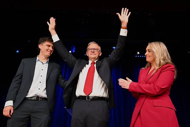 3일(현지 시각) 호주 시드니에서 앤서니 앨버니지 호주 총리(가운데)가 총선 승리에 환호하고 있다. /EPA 연합뉴스