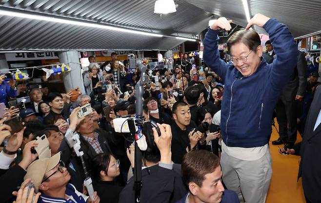 민심을 청취하는 '경청 투어'에 나선 이재명 더불어민주당 대선후보가 2일 오후 강원도 고성군 거진전통시장에서 상인들과 주민들에게 하트를 만들어 보이고 있다. ⓒ뉴시스