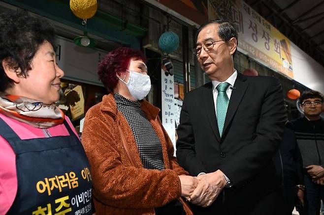 대선 출마를 선언한 한덕수 전 국무총리가 2일 오후 광주 동구 대인시장을 찾아 시장 상인들과 인사하고 있다. ⓒ뉴시스