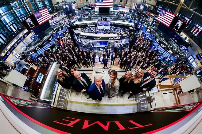 도널드 트럼프 미국 대통령(가운데 앞줄)이 지난해 12월 12일 미국 뉴욕의 뉴욕증권거래소 개장식에 참석하고 있다(자료사진). ⓒAP/뉴시스