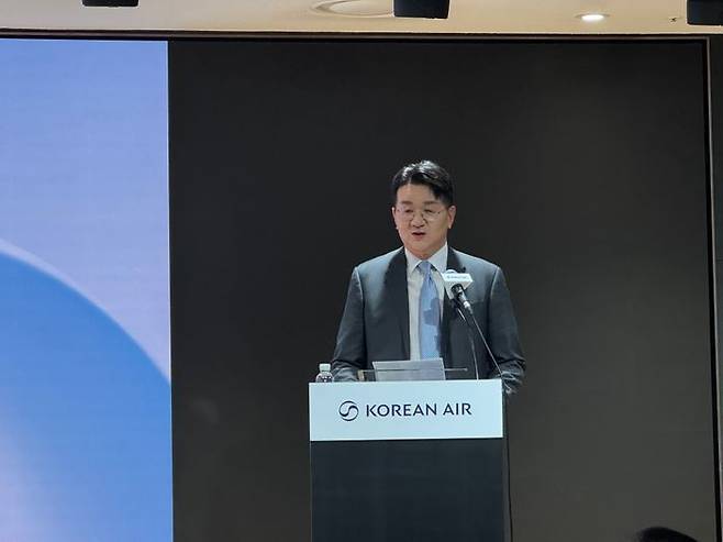 조원태 한진그룹 회장이 11일 대한항공 본사에서 열린 '신규 CI 론칭 행사'에서 기자들의 질문에 답하고 있다. ⓒ데일리안DB