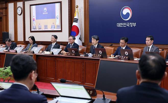 이주호 대통령 권한대행 부총리 겸 교육부장관이 2일 서울 종로구 정부서울청사에서 열린 임시국무회의에서 모두발언을 하고 있다. 2025.05.02 대통령실사진기자단