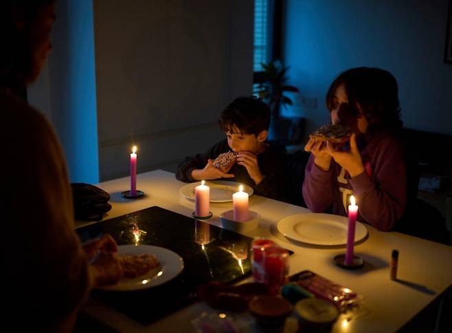 4월 28일 스페인 바르셀로나의 한 가족이 정전으로 인해 촛불 아래에서 간식을 먹고 있다. AP 뉴시스