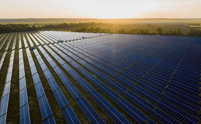 스페인 엑스트레마두라주의 광활한 태양광 발전소의 모습. 낙후한 지역이었던 이곳은 유럽에서 가장 많은 햇빛이 비치는 태양광 발전의 천국이 됐다. 엑스트레마두라주 정부 홈페이지