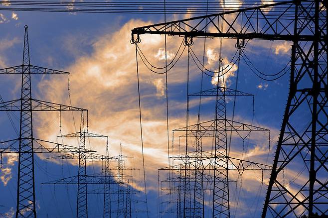 재생에너지 발전이 늘어나면 에너지 흐름을 관리하는 건 훨씬 더 복잡해진다. 에너지 전환을 위해 재생에너지 발전량만 늘려선 안 되고 네트워크 전반이 대폭 업그레이드돼야 하는 이유다. 게티이미지