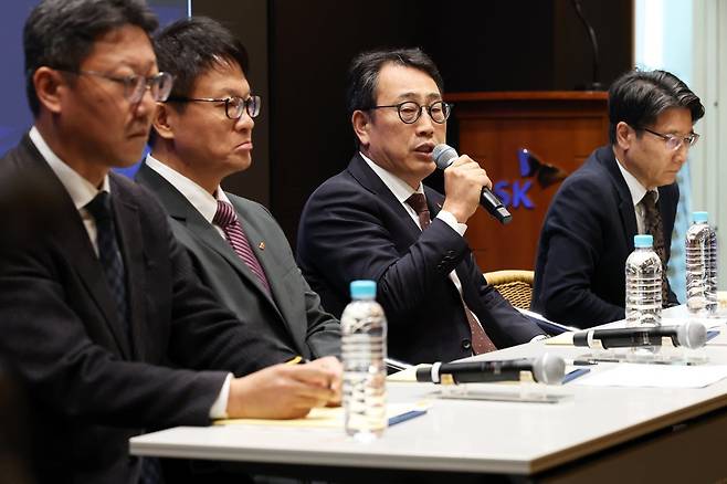 유영상 SK텔레콤 대표이사가 2일 오전 서울 중구 SK텔레콤 T타워에서 열린 사이버 침해 관련 일일 브리핑에서 유심(USIM) 정보 해킹 사고와 관련한 취재진의 질문에 답하고 있다. 2025.5.2/뉴스1