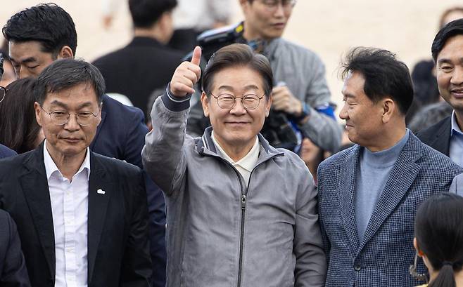 ‘골목골목 경청투어 : 동해안벨트편’에 나선 이재명 더불어민주당 대통령 후보가 3일 오후 강원 강릉시 안목해변에서 엄지척을 하고 있다. 2025.5.3/뉴스1