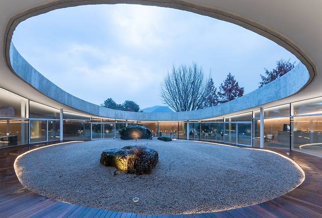 아유스페이스 카페 중정. 아유스페이스 제공