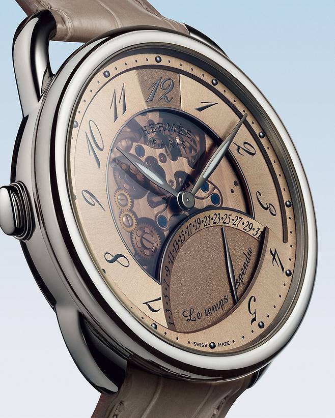 화이트골드와 선버스트 브랭 데저트 컬러 다이얼의 조화가 아름다운 아쏘 르 땅 서스팡뒤.