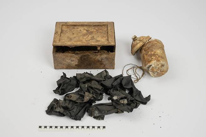 지난 2월 체코 포드크르코노시에서 발견된 유물이 담겨있던 상자. 사진=체코 동보헤미아 크라로베 박물관