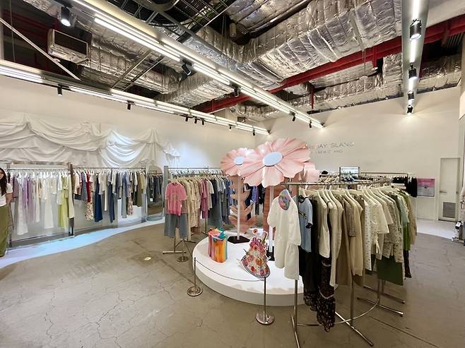 써스데이 아일랜드 롯데월드몰 25주년 팝업 전경