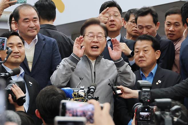 더불어민주당 이재명 대선 후보가 '골목골목 경청투어' 사흘째인 3일 '동해안벨트' 첫 방문지인 강원도 속초시 중앙재래시장에서 도민들을 만나 지지를 호소하고 있다.