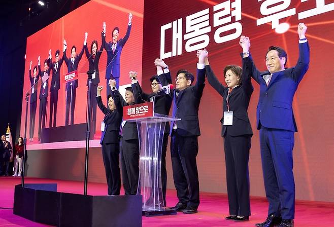 민의힘 대선 후보로 선출된 김문수 후보(왼쪽 네번째)가 3일 경기 고양시 킨텍스에서 열린 국민의힘 전당대회에서 후보들과 손을 들어올리고 있다. 왼쪽부터 양향자, 안철수, 한동훈, 김문수, 나경원, 유정복 후보. [공동취재]