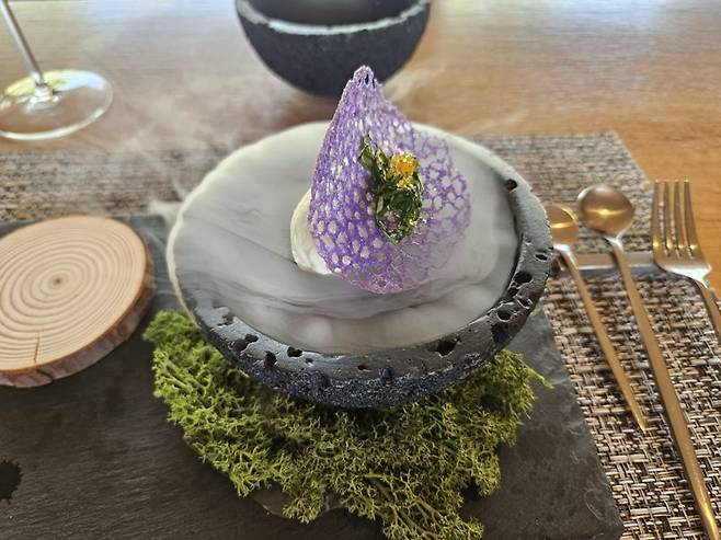 티마카세 코스 중 하나인 '포레스트 젤라또+퍼플 튀일'. 사진=이정화 기자