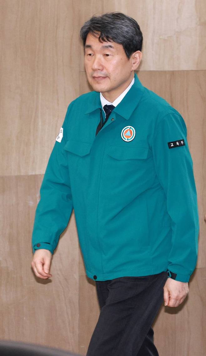 [서울=뉴시스] 고범준 기자 = 이주호 대통령 권한대행 부총리 겸 교육부 장관이 2일 서울 종로구 정부서울청사 재난안전상황실에서 열린 재난안전 현안점검 회의에 참석하고 있다. 2025.05.02. bjko@newsis.com <저작권자ⓒ 공감언론 뉴시스통신사. 무단전재-재배포 금지.> /사진=뉴시스화상