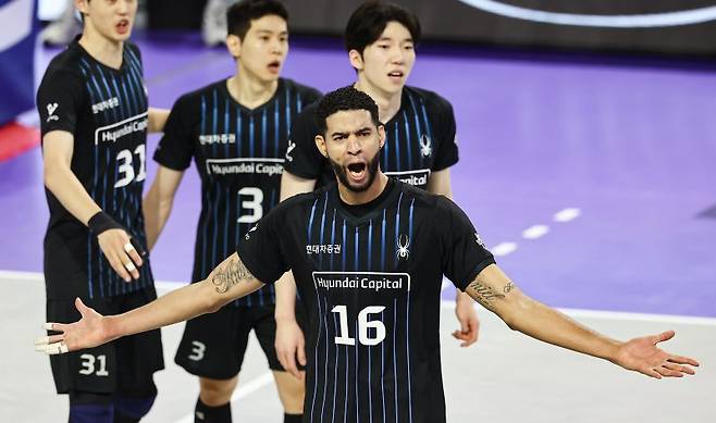 5일 인천 계양체육관에서 열린 프로배구 '2024-2025 도드람 V리그' 남자부 챔피언결정전 3차전 현대캐피탈과 대한항공의 경기, 현대캐피탈 레오가 공격 성공 후 기뻐하고 있다.뉴스1