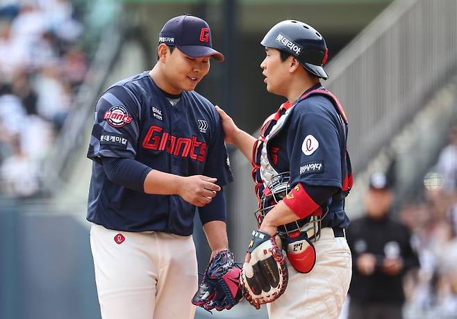 잠실야구장에서 열린 프로야구 '2025 신한 SOL 뱅크 KBO리그' 롯데 자이언츠와 두산 베어스의 경기, 4회말 1사 1,2루 상황에서 롯데 선발투수 박진이 교체되고 있다.뉴스1