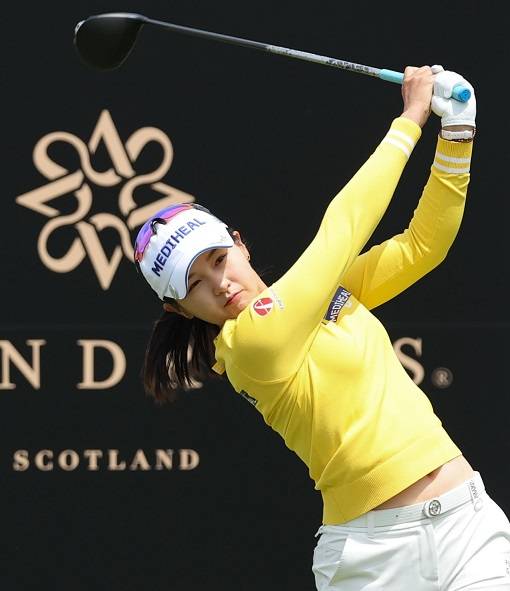 한국여자프로골프(KLPGA) 투어 2025시즌 첫 메이저 대회인 크리스에프앤씨 제47회 KLPGA 챔피언십에 출전한 박현경 프로가 2라운드에서 경기하는 모습이다. 사진제공=KLPGA