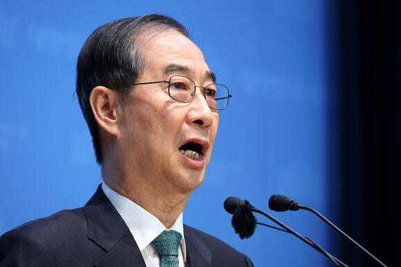 한덕수 전 국무총리가 2일 서울 여의도 국 소통관에서 대통령 선거 출마를 선언하고 있다. 연합뉴스