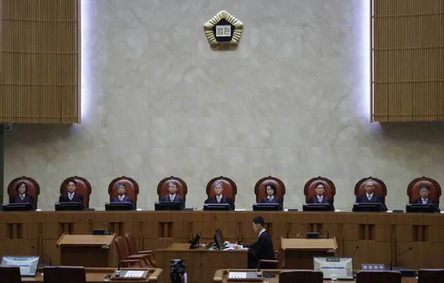 조희대 대법원장을 비롯한 대법관들이 1일 오후 이재명 더불어민주당 대통령 후보의 공직선거법 사건 전원합의체 선고를 위해 서울 서초구 대법원 대법정에 입장해 있다. 사진공동취재단