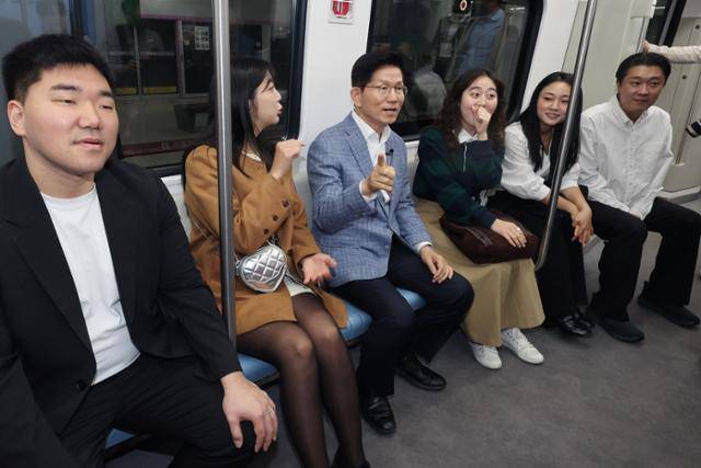 김문수 전 고용노동부 장관이 2일 서울 강남구 수서역에서 광역급행철도(GTX)-A에 탑승해 청년 서포터즈와 대화를 나누고 있다. 연합뉴스