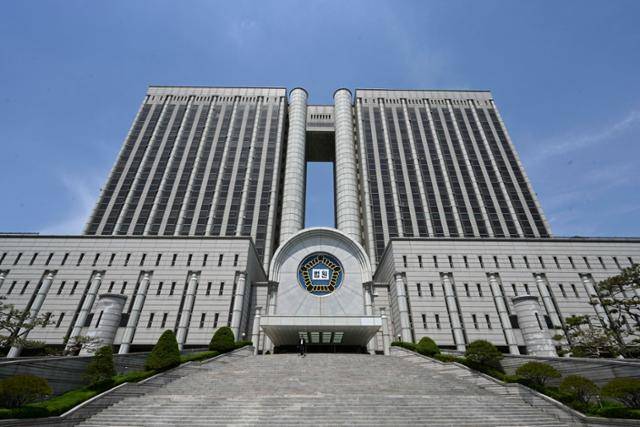 서울 서초구 서울고법 전경. 1일 대법원이 이재명 더불어민주당 대선 후보의 공직선거법 위반 혐의 사건을 유죄 취지로 파기환송하면서 서울고법이 사건을 다시 심리하게 됐다. 강예진 기자