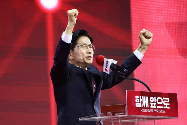 제21대 대통령선거 국민의힘 후보자로 선출된 김문수 후보가 3일 경기 고양시 킨텍스에서 열린 5차 전당대회에서 수락연설을 하고 있다. 뉴스1