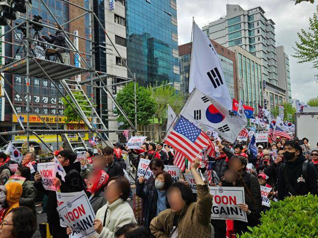 3일 윤석열 대통령 지지자들이 서울 서초구 교대역 8번 출구 앞에서 윤 전 대통령 응원 집회를 열고 있다. 연합뉴스