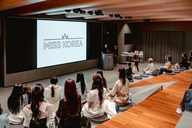 지난 3일 제69회 미스서울·경기·인천 선발대회가 서울 여의도 동화기업 원창빌딩에서 열린 오리엔테이션(OT)을 시작으로 본격적인 일정에 돌입했다. 더청담미디어 제공