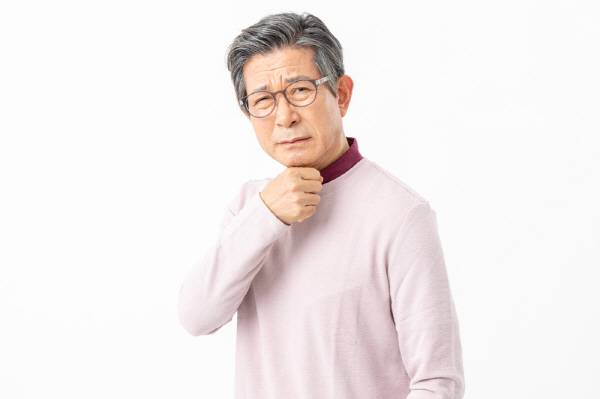 목소리가 거칠고 쉰 소리가 지속적으로 나거나 평소보다 목소리가 갑자기 낮아지는 등의 변화가 지속된다면 음성 장애를 의심해봐야 한다.​/사진=클립아트코리아