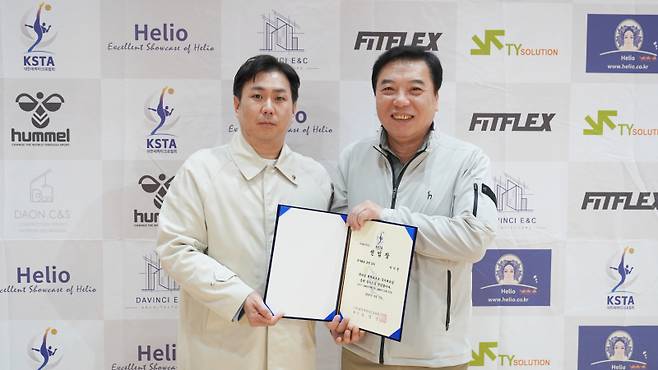 김영진 대한세팍타크로협회 회장(왼쪽)과 이기흥 국가대표 남녀 총괄 감독. 사진=대한세팍타크로협회