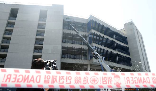 <yonhap photo-2541=""> 창원NC파크 외관 안전 점검 (창원=연합뉴스) 김동민 기자 = 1일 경남 창원시 마산회원구 창원NC파크에서 외부 안전 점검 업체가 긴급 점검을 하고 있다. 최근 창원NC파크에서는 NC다이노스와 LG트윈스 경기 중 구조물이 추락해 야구팬이 숨지는 사고가 발생했다. 2025.4.1 image@yna.co.kr/2025-04-01 12:08:10/ <저작권자 ⓒ 1980-2025 ㈜연합뉴스. 무단 전재 재배포 금지, AI 학습 및 활용 금지></yonhap>