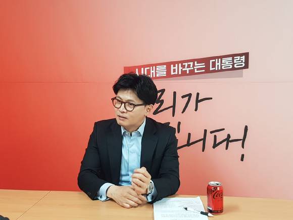 한동훈 국민의힘 대선 후보가 2일 <아이뉴스24>와의 인터뷰에서 "이번 대선은 전쟁 같은 선거"라면서도 "선거가 끝나면 다시 '정치'를 해야 한다는 점도 분명하다"고 밝혔다. [사진=한동훈 캠프 제공]