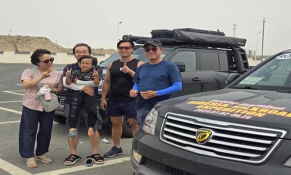 휴게소에서 만난 광동성 중국인 가족과 함께 사진을 찍고 있는 윤영선 전 관세청장 일행. [사진=윤영선]