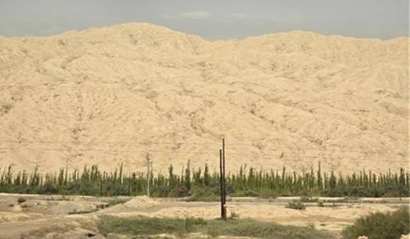 카슈가르 인근의 천산산맥과 사막 [사진=윤영선]