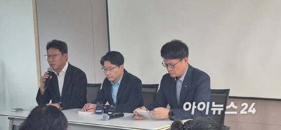 (왼쪽부터) SK텔레콤 김희섭 PR센터장, 임봉호 MNO사업부장, 류정환 네트워크인프라 센터장이 3일 열린 SK텔레콤 데이터 유출 사태 대응 데일리 브리핑에 참석해 있다. [사진=서효빈 기자]