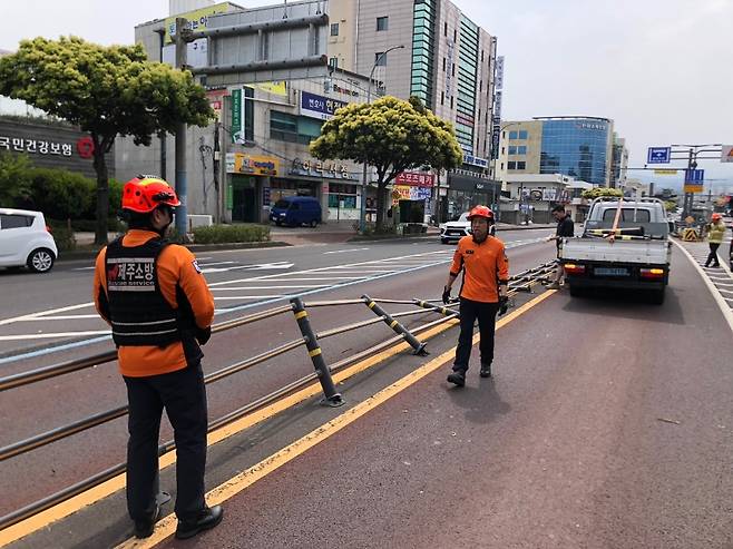 황금연휴 첫날인 오늘(3일) 제주에 태풍급 강풍이 몰아치면서 피해가 잇따르고 있다. 사진은 이날 제주시 이도2동 도로 중앙분리대 파손 모습. (사진, 제주소방안전본부)