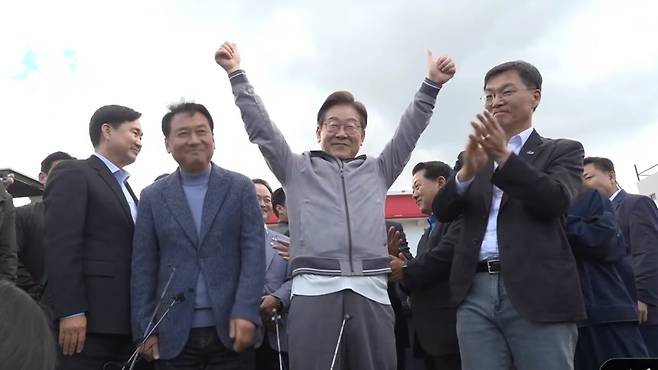 ‘골목골목 경청투어 : 동해안벨트편’에 나선 이재명 더불어민주당 대통령 후보가 3일 오전 강원 속초시를 찾아 지역 명소와 전통시장, 식당 등을 방문해 강원도민과 직접 소통에 나섰다. 이 후보 측은 "후보에 대한 피습 모의 제보가 잇따르고 있다"고 밝혔다.(‘델리민주’ 캡처)